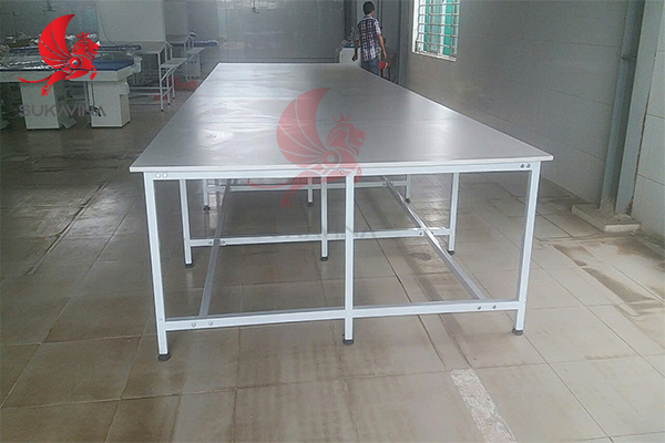 Gia c&ocirc;ng b&agrave;n cắt vải Sukavina